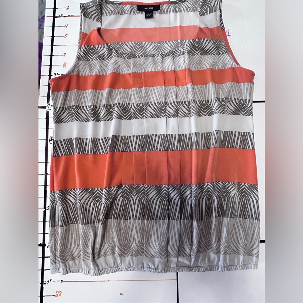 ALFANI Top.  Size 8.   8
100 %POLYESTER
